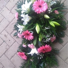 Smútočná vypichovaná kytica Ľalia