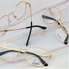 Moderný štýl kovových modelov od Guess