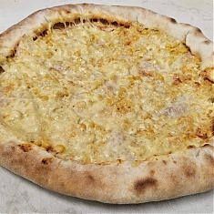 Pizza s prekladaným syrovým okrajom