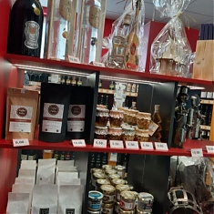 U nás najdete aj darčekové koše, kávu, paštéty-terinky a iné pochutiny.