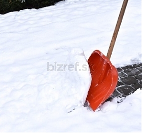 Odhŕňanie snehu ručne