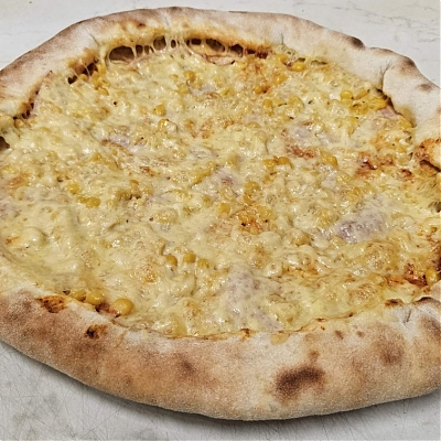 Pizza s prekladaným syrovým okrajom