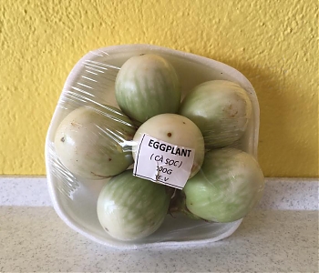 Čerstvé baby baklažány z Vietnamu