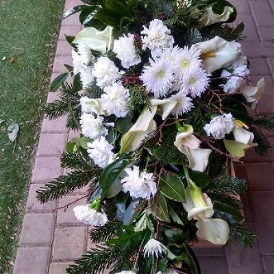 Smútočná vypichovaná kytica Kália