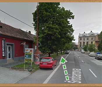 po vjazde do autoservisu (naľavo) nasledujú naše priestory a najbližšie parkovacie miesta