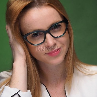 Krásna v smaragdových okuliaroch Adolfo Dominguez