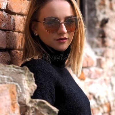Oslňujúca vždy a všade s elegantnými slnečnými Guess