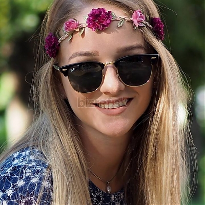 Slečna v okuliaroch Ray-Ban Clubmaster